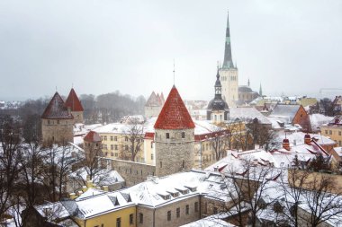 Cityscape Ortaçağ tarihi kent, St Olaf Baptist Kilisesi, Tallinn, Estonya ile. Uzun boylu güzel kış görünümü