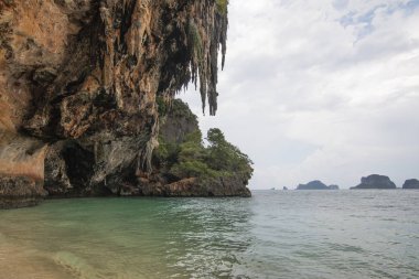  Rock okyanusta görüntüleyin. Krabi il, Raleigh Yarımadası