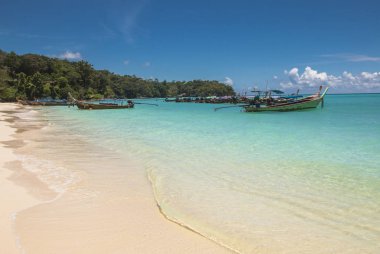 Tayland, 26 Eylül 2018: Phi Phi Don Island. Temiz su ve tekne okyanusa görünümünü. Yaz günü okyanus üzerinde şaşırtıcı görünümü