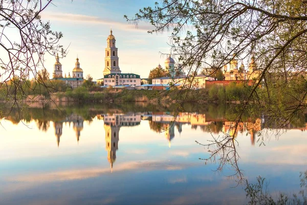 Günbatımı güzel manzaraya kutsal Diveeevo söyle, büyük melek-Sarov Manastırı üzerinde. Dünya ' daki Diveevo, Nijejgorod bölge Virgin dördüncü kaderi