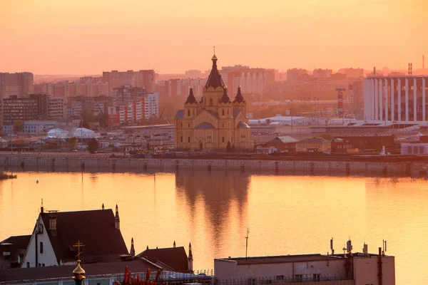 Rusya, Nizhny Novgorod, 8 Mayıs 2018: Nijniy Novgorod Kremlin, Kremlin görünümünden için gün batımında Volga Nehri