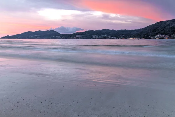 Pôr do sol na praia de Patong, Phuket, Tailândia — Fotografia de Stock