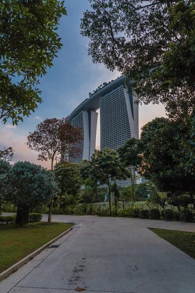 Singapur, 29 de septiembre: vista de Marina Bay Sands desde el parque "Gardens by the Bay " — Foto de Stock