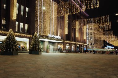 Helsinki, Finlandiya, 26 Ocak 2018: Stockmann alışveriş. Noel ve yeni yıl için dekore edilmiş Helsinki.