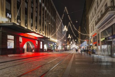 Helsinki, Finlandiya, 26 Ocak 2018: Helsinki merkez Sokağı - Alexanderinkatu. Noel ve yeni yıl için dekore edilmiş Helsinki.