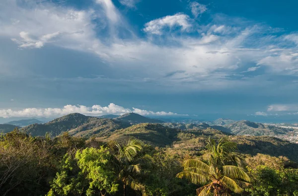 Schöne Aussicht auf das Meer vom Berg aus. Phuket, Tailand — Stockfoto