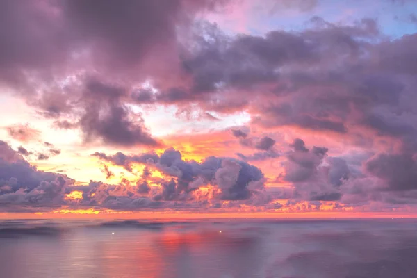 Panoramablick auf den Sonnenuntergang am Meer, schöne Wolken. Andamanenmeer — Stockfoto