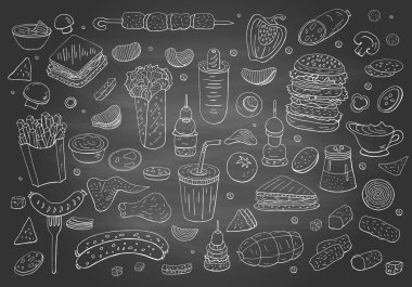 Kara tahta üzerinde Vintage el çizilmiş hızlı gıda elemanları. 