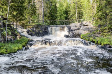 Tohmajoki nehri üzerinde Ruskeala köyü yakınlarındaki Ruskeal şelaleler, Karelia, Rusya. Şelale ile Beatiful landescape.