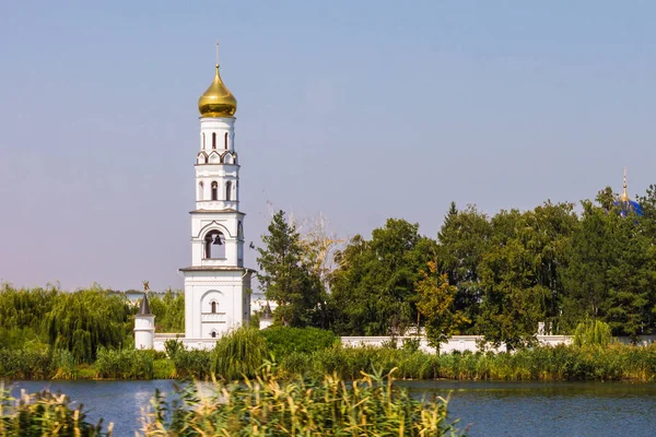 Красивая православная церковь на берегу реки в Краснодарском крае — стоковое фото