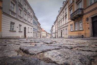 Varşova, Polonya, 21 Nisan 2019 - Varşova Sokakları, eski şehir içinde yürümek.