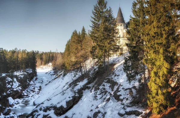 Иматра, Финляндия, 24 марта 2019 года: Вид на отель Castle Hotel в Иматре зимой — стоковое фото