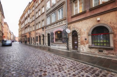 Varşova, Polonya, 21 Nisan 2019 - Varşova Sokakları, eski şehir içinde yürümek.