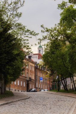 Varşova, Polonya, 21 Nisan 2019 - Varşova Sokakları, eski şehir içinde yürümek.