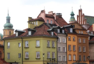 Varşova, Polonya, 21 Nisan 2019 - Varşova Sokakları, eski şehir içinde yürümek.