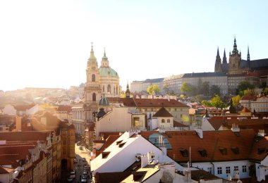 Prag, Çek Cumhuriyeti, 22 Nisan 2019 - Prag'ın yüksekten görünümü. Prag Çatıları.