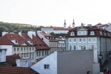 Prag, Çek Cumhuriyeti, 22 Nisan 2019 - Prag'ın yüksekten görünümü. Prag Çatıları.