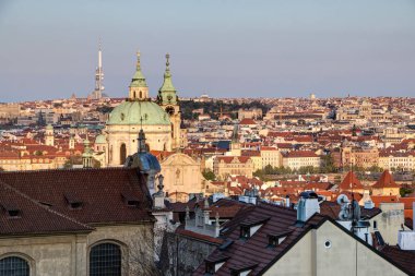 Prag, Çek Cumhuriyeti, 22 Nisan 2019 - Prag'ın yüksekten görünümü. Prag Çatıları.