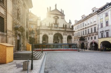 Prag, Çek Cumhuriyeti, 22 Nisan 2019 - Gündüz güneşli Prag manzarası. Eski Prag, şehir merkezi