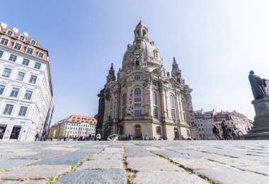 Dresden, Almanya, 24 Nisan 2019 -Dresden sokaklarında yürümek