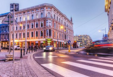 Polonya, Wroclaw, 24 Nisan 2019 - Wroclaw Akşam şehir, eski şehir merkezinde alacakaranlık, Polonya sokakları