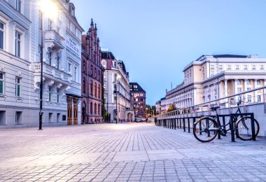 Polonya, Wroclaw, 24 Nisan 2019 - Wroclaw Akşam şehir, eski şehir merkezinde alacakaranlık, Polonya sokakları