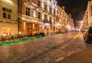 Vilnius, Litvanya, 26 Nisan, 2019 - Vilnius akşam eski şehir ile yürüyün. Vilnius'un gece sokakları.