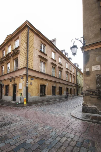 Warszawa, Polen, 21 april, 2019-gatorna i Warszawa, gå genom gamla stan. — Stockfoto