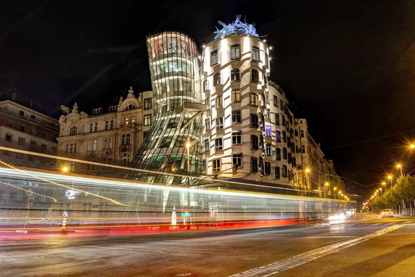 Praga, República Checa, 22 de abril de 2019 - Casa de baile por la noche, las luces de los coches . —  Fotos de Stock