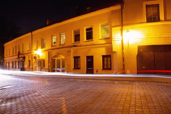 Vilnius, Litauen, 26, april, 2019-promenad genom kvällen gamla stan i Vilnius. Natt gatorna i Vilnius. Republiken Uzupis. — Stockfoto