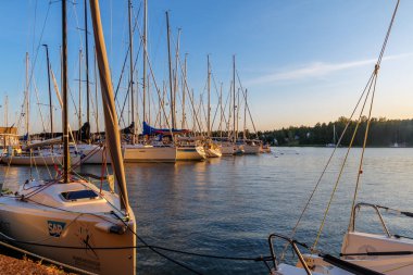 Aland Adaları, Finlandiya - 12 Temmuz 2019 - Aland Adaları'nda yatlarla dolgu görünümü. Baltık Denizi Kıyıları.