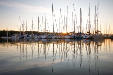 Aland Adaları, Finlandiya - 12 Temmuz 2019 - Aland Adaları'nda yatlarla dolgu görünümü. Baltık Denizi sahili. Beatiful gün batımı.