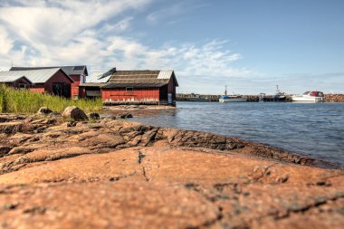 Aland Adaları, Finlandiya - 12 Temmuz 2019 - Baltık Denizi kıyısında ahşap ev. 
