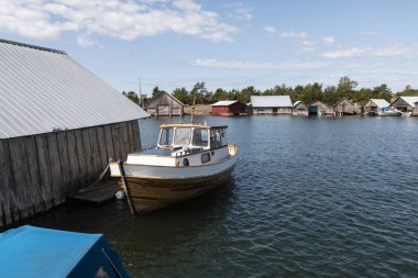Aland Adaları, Finlandiya - 12 Temmuz 2019 - Aland Adaları'nda yatlarla dolgu görünümü. Baltık Denizi Kıyıları.