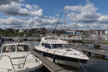 Porvoo, Finlandiya - 14 Temmuz 2019 - Porvoo şehrinin embankment.