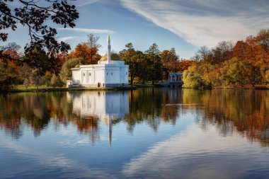 Catherine Park'ta Altın Sonbahar, Tsarskoye Selo. Puşkin şehri, Leningrad bölgesi. Türkiye Hamamı Pavyonu Görünümü.
