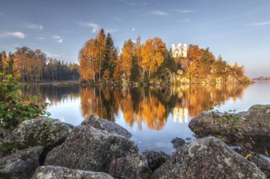 Monrepos Park Sonbahar görünümü, Vyborg, Leningrad Bölgesi. 