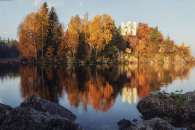 Monrepos Park Sonbahar görünümü, Vyborg, Leningrad Bölgesi. 