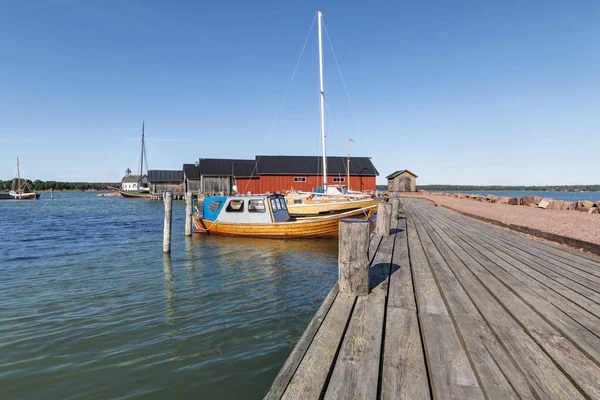 Islas Aland, Finlandia - 12 de julio de 2019 - Vista del terraplén con yates en las Islas Aland. Costa del Mar Báltico . — Foto de Stock