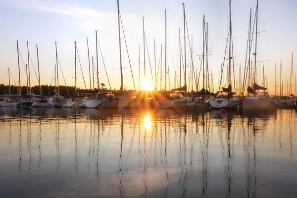 Ilhas Aland, Finlândia - 12 de julho de 2019 - Vista do aterro com iates nas Ilhas Aland. Costa do Mar Báltico. Pôr-do-sol feliz . — Fotografia de Stock