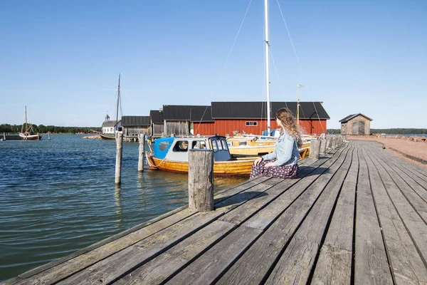 Νησιά Ώλαντ, Φινλανδία-12 Ιουλίου, 2019-κορίτσι που κάθεται στην ακτή της Βαλτικής θάλασσας. Νησιά Ώλαντ. — Φωτογραφία Αρχείου