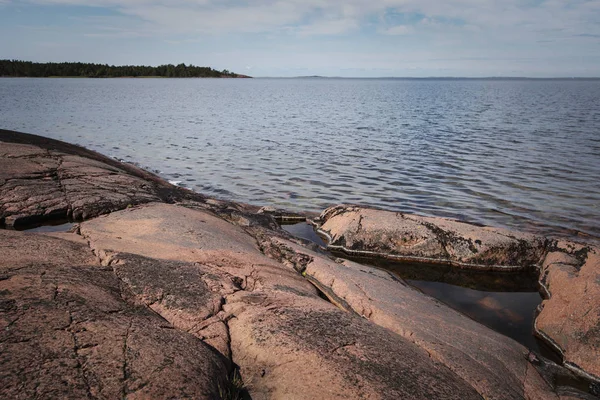 Islas Aland, Finlandia - Vista del terraplén. Costa del Mar Báltico . — Foto de Stock