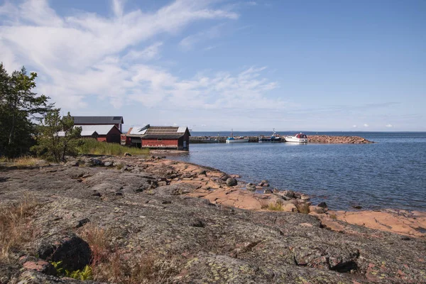 Islas Aland, Finlandia - 12 de julio de 2019 - Casa de madera a orillas del mar Báltico . — Foto de Stock