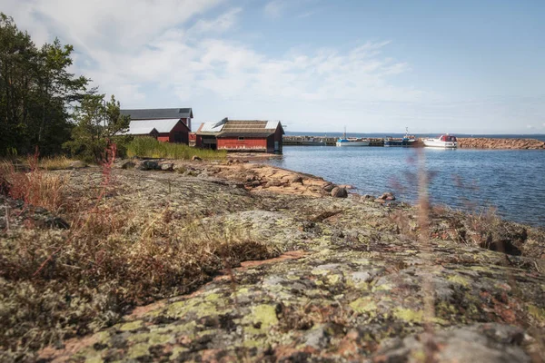 Islas Aland, Finlandia - 12 de julio de 2019 - Casa de madera a orillas del mar Báltico . — Foto de Stock