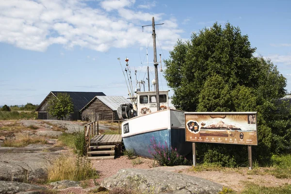 Islas Aland, Finlandia - 12 de julio de 2019 - Un pueblo pesquero en Eckero. Acogedor puerto en el Mar Báltico . — Foto de Stock