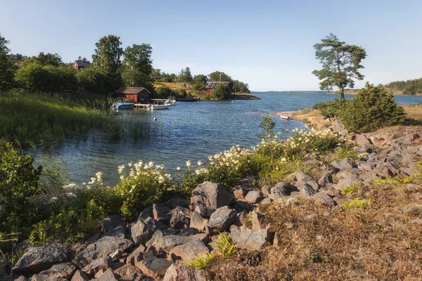 Baltık Denizi'nde ahşap ev. Aland Adaları, Finlandiya