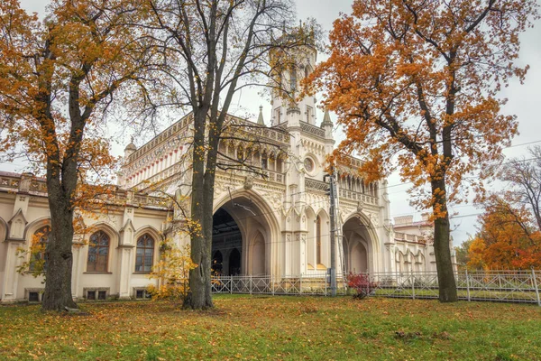 Peterhof, Leningrad bölgesinde altın sonbahar. İstasyon binası, s