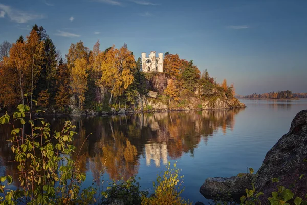 Monrepos Park Sonbahar görünümü, Vyborg, Leningrad Bölgesi. 
