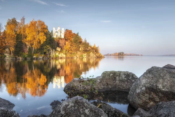 Monrepos Park Sonbahar görünümü, Vyborg, Leningrad Bölgesi. 