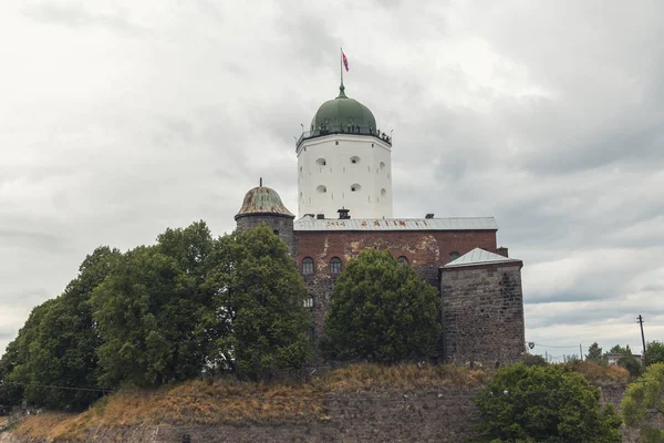 Выборг, Россия, 11 августа 2019 г. - Выборгский замок на острове в — стоковое фото